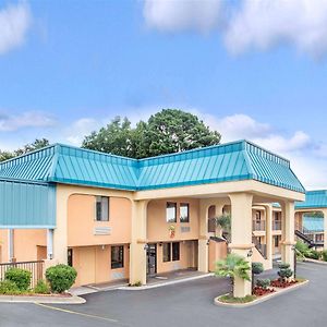 Super 8 By Wyndham Forest Park